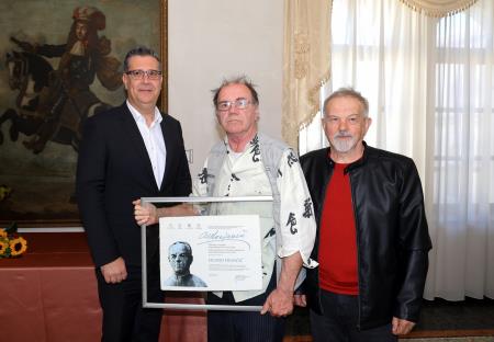 Franjo Frančič s priznanjem. Na desni strani Edelman Jurinčič, ki je tudi predsednik komisije. 